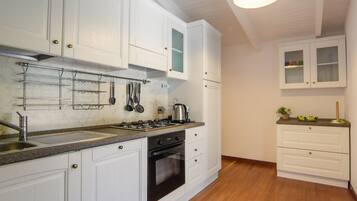 KĂŒhlschrank, Mikrowelle, Ofen, Herdplatte