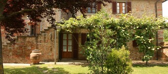 Gamle stein våningshus delt inn i 3 uavhengige enheter, noen få skritt fra landsbyen Castiglion Fior