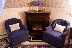 1 bedroom, premium bedding, individually decorated - Sutton House B & B (Center Harbor)