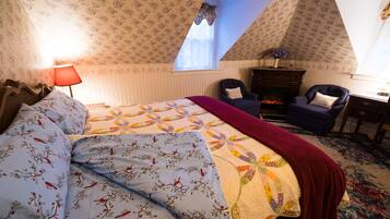 Un dormitorio con cama, escritorio, silla y cómoda.