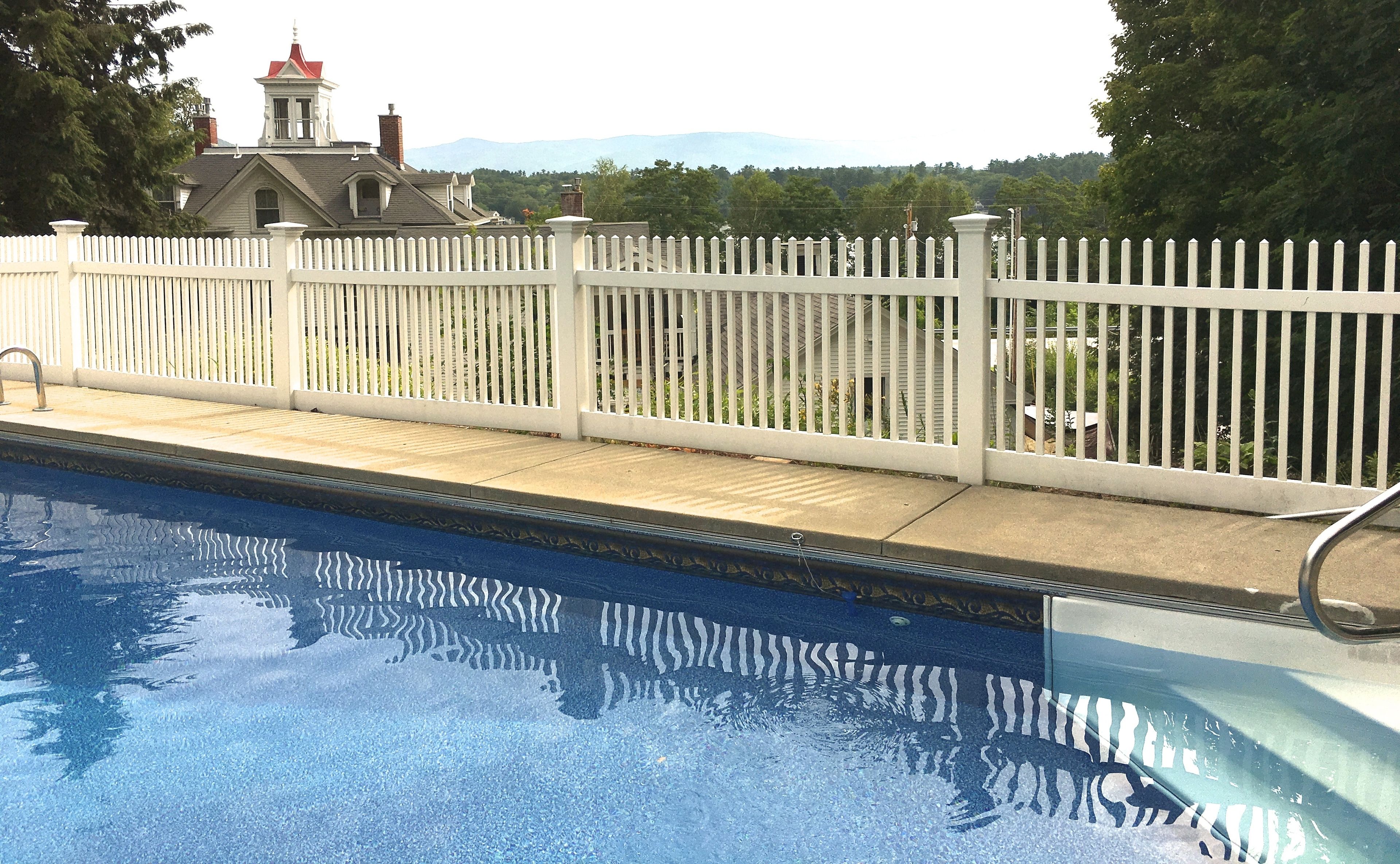 Kauden mukainen ulkouima-allas avoinna 6.00–21.30, aurinkotuoleja