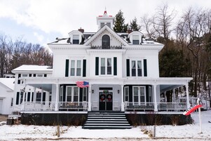 Fachada da propriedade à noite