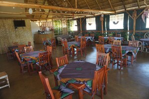 供应早餐、午餐和晚餐，本地与国际菜