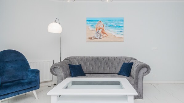 Lägenhet (10 D) | Vardagsrum | Platt-tv