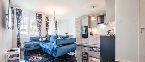 Apartment (19F) | Wohnzimmer | Flachbildfernseher