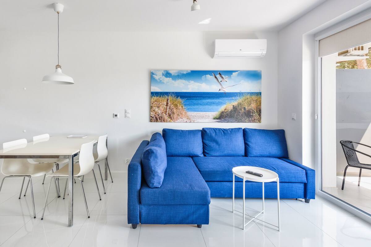 Apartment (220J) | Living area | Flat-screen TV