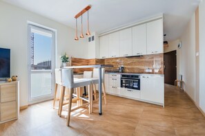Apartamento (Rybacka 10G/40) | Cocina básica privada | Frigorífico, placa de cocina, hervidor eléctrico y utensilios de cocina