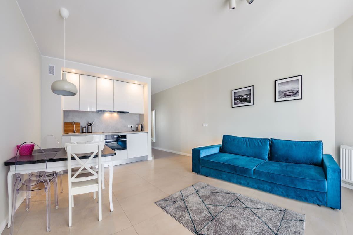 Apartment (32E) | Living room | Flat-screen TV