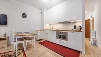 Departamento (Rybacka 10G/14) | Cocineta privada | Refrigerador, parrilla de estufa y tetera eléctrica