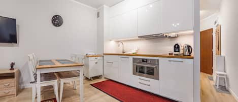 Departamento (Rybacka 10G/14) | Cocineta privada | Refrigerador, parrilla de estufa y tetera eléctrica