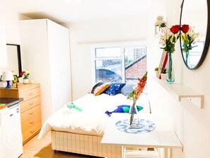 Iron/ironing board, bed sheets, wheelchair access - Cricklewood Studio Flats (London)