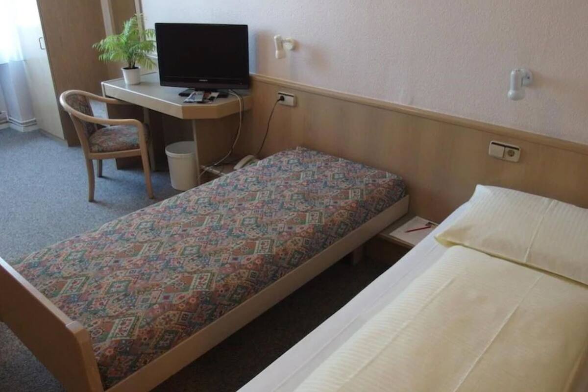 WiFi (free), bed sheets