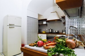 Kylskåp, mikrovågsugn, ugn och spishäll
