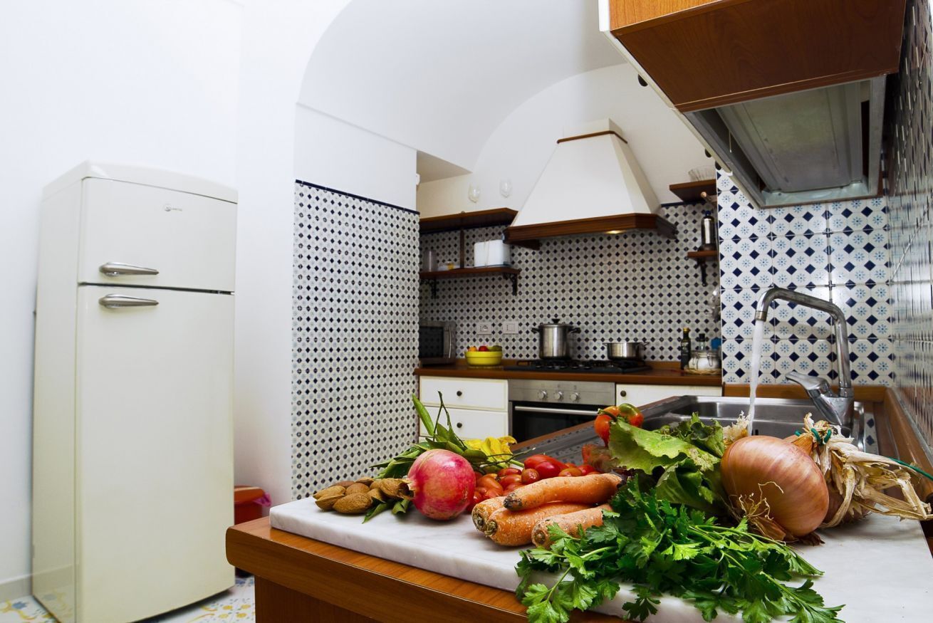 Cafetera y tetera, refrigerador, microondas y horno 