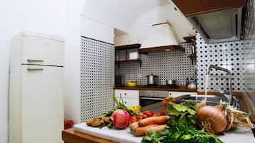 Cafetera y tetera, refrigerador, microondas y horno