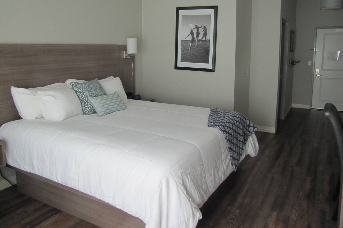 Chambre Standard, 1 très grand lit, accessible aux personnes à mobilité réduite, non-fumeur | Literie de qualité, lit avec matelas à plateau-coussin, bureau