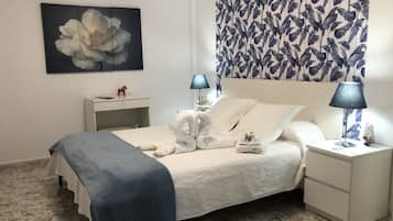 2 slaapkamers, een strijkplank/strijkijzer, reisbedje, gratis wifi