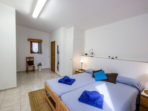 2 bedrooms, iron/ironing board, free WiFi - Stunning private villa for 4 people with WIFI, A/C, private pool, TV, patio and panoramic view (L'ampolla)