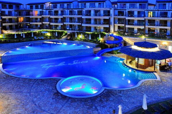 Piscine extérieure (ouverte en saison), parasols de plage