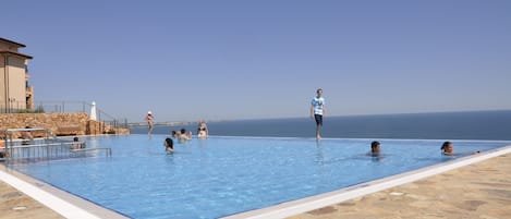 Piscina externa sazonal, guarda-sóis, espreguiçadeiras