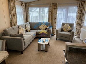 Een smart-tv, een open haard, een dvd-speler en boeken