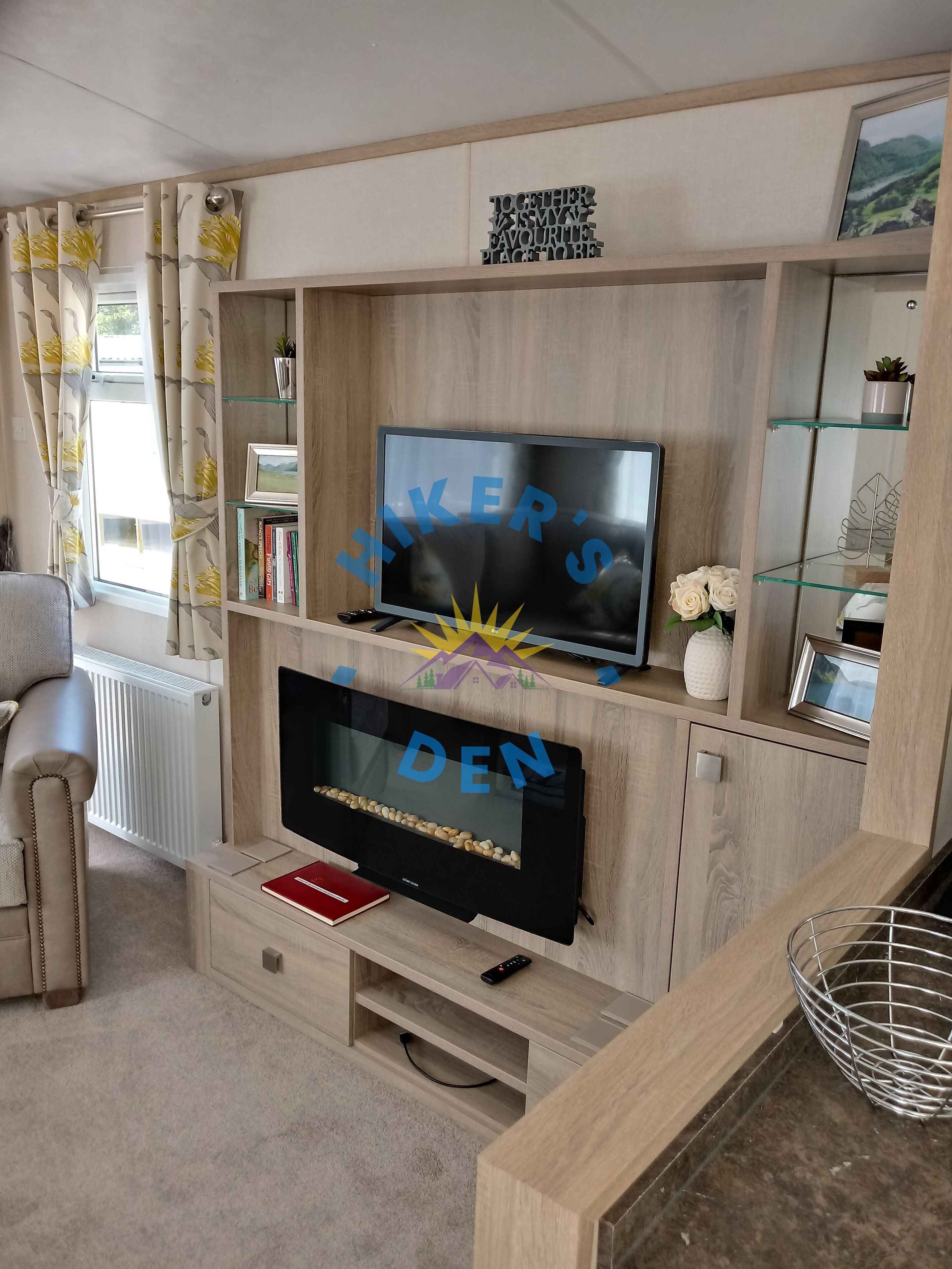 Älytelevisio, takka, DVD-soitin, kirjoja