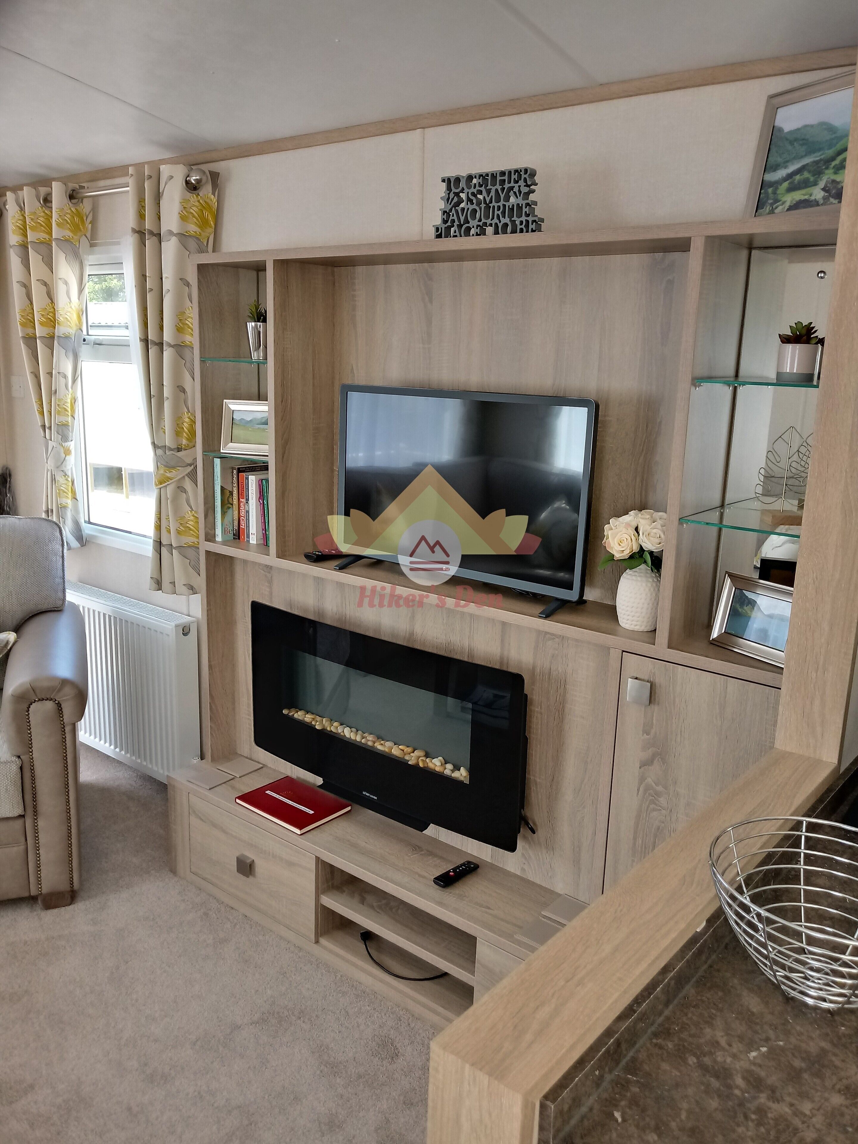 Smart-TV, Kamin, DVD-Player, Bücher