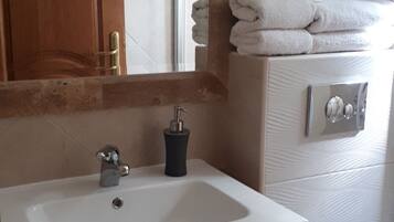 Ducha y bañera combinadas, secador de pelo y toallas