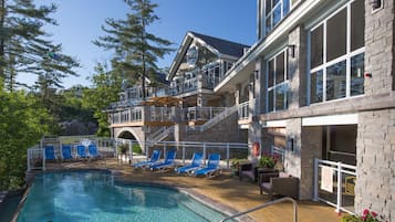 En säsongsöppen utomhuspool