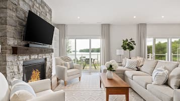 Apartamento Premium, varias camas, vistas al lago | Zona de estar | Televisión de 50 pulgadas con canales por cable