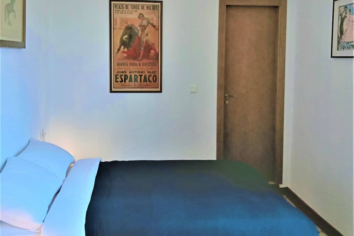 Blackout drapes, free WiFi, bed sheets