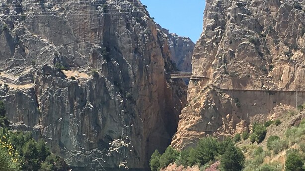 Un cañón con un puente sobre un río.