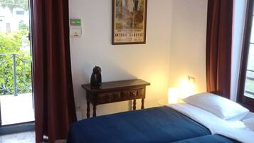 Cortinas blackout, wifi gratis y ropa de cama