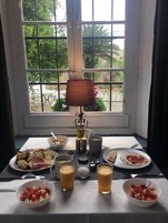 Desayuno de autoservicio incluido todos los días