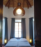 Cortinas blackout, wifi gratis y ropa de cama