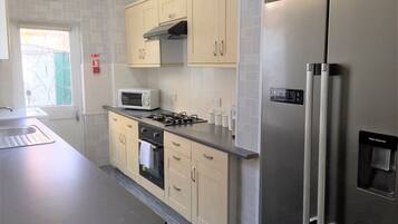 传统联排别墅, 无烟房, 城市景观 | 私人厨房 | 大冰箱、微波炉、烤箱、炉灶