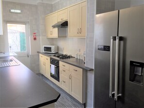 Casa geminada tradicional, para não fumantes, vista para a cidade | Cozinha privada | Geladeira grande, micro-ondas, fogão, cooktop