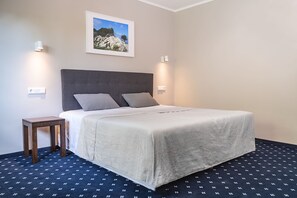 Escritorio, wifi gratis, ropa de cama