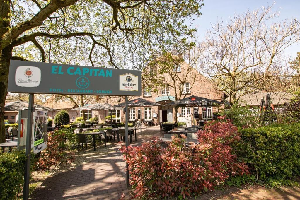 Une enseigne indiquant l’hôtel « El Capitan », précisant qu’il propose un restaurant et un salon.