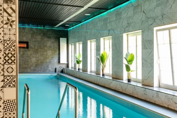 Alberca techada, acceso de 10:00 a 21:00, y camastros