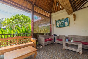 Lobby sitting area - Favorit Bungalows (Penida Island)