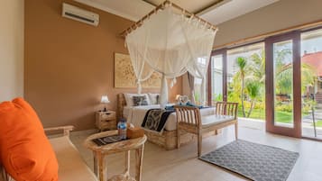 Kamar Double Eksklusif, 1 Tempat Tidur Double, pemandangan kolam renang | 1 kamar tidur, minibar, dan meja kerja