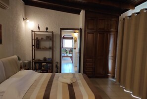 1 chambre, coffre-fort, bureau, fer et planche à repasser