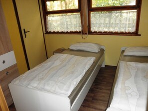 1 多间卧室、旅行婴儿床、床单