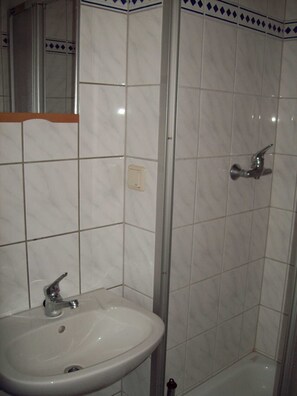 Shower, hair dryer, towels - Ruppelts Bungalow, Germany (Coswig (Anhalt))