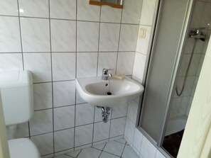 Shower, hair dryer, towels - Ruppelts Bungalow, Germany (Coswig (Anhalt))