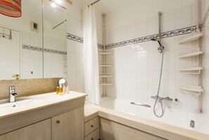 Badewanne, Haartrockner, Handtücher