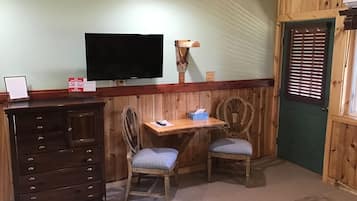 Tirai kedap cahaya dan setrika/meja setrika