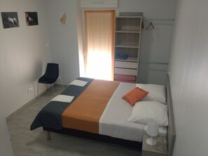 Habitación doble | Cortinas opacas, cunas o camas infantiles gratuitas, wifi gratis