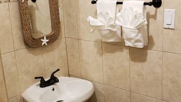 Deluxe Room | Bathroom | Shower, rainfall showerhead, free toiletries, hair dryer